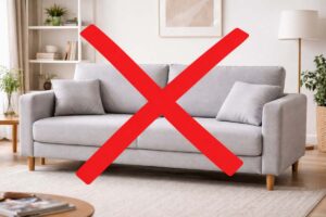 Divano letto con una X rossa sopra